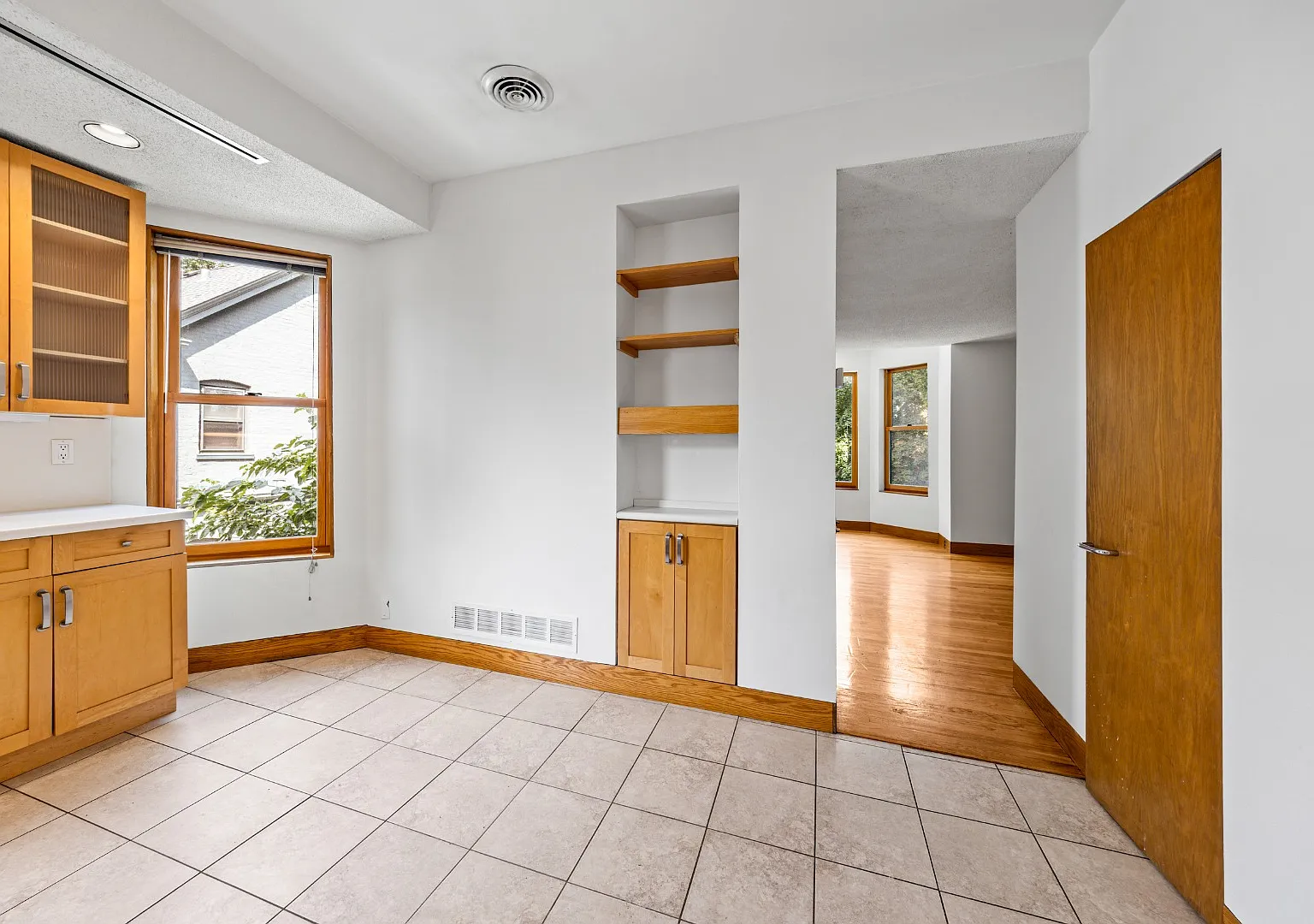 Charming Vintage Second Floor Duplex with In-Unit Laundry in Heart of Oak Park — Photo 4