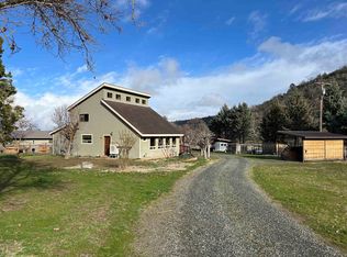 8712 Apple Ln, Yreka, CA 96097
