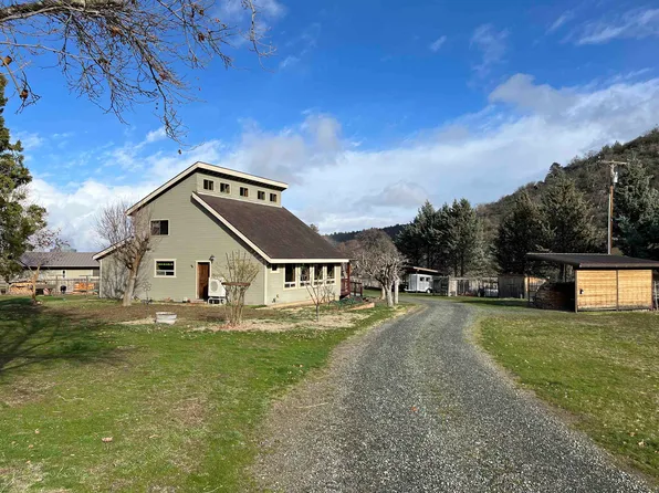 8712 Apple Ln, Yreka, CA 96097