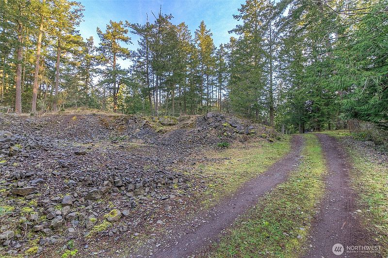 3rd image of 1536 Neck Point Road