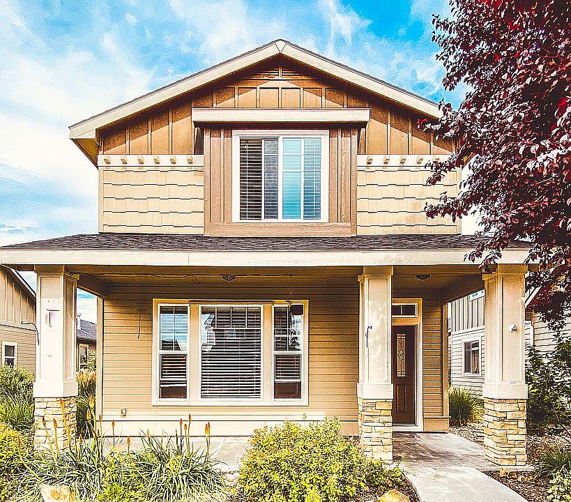 Beautiful exterior w/ porch!