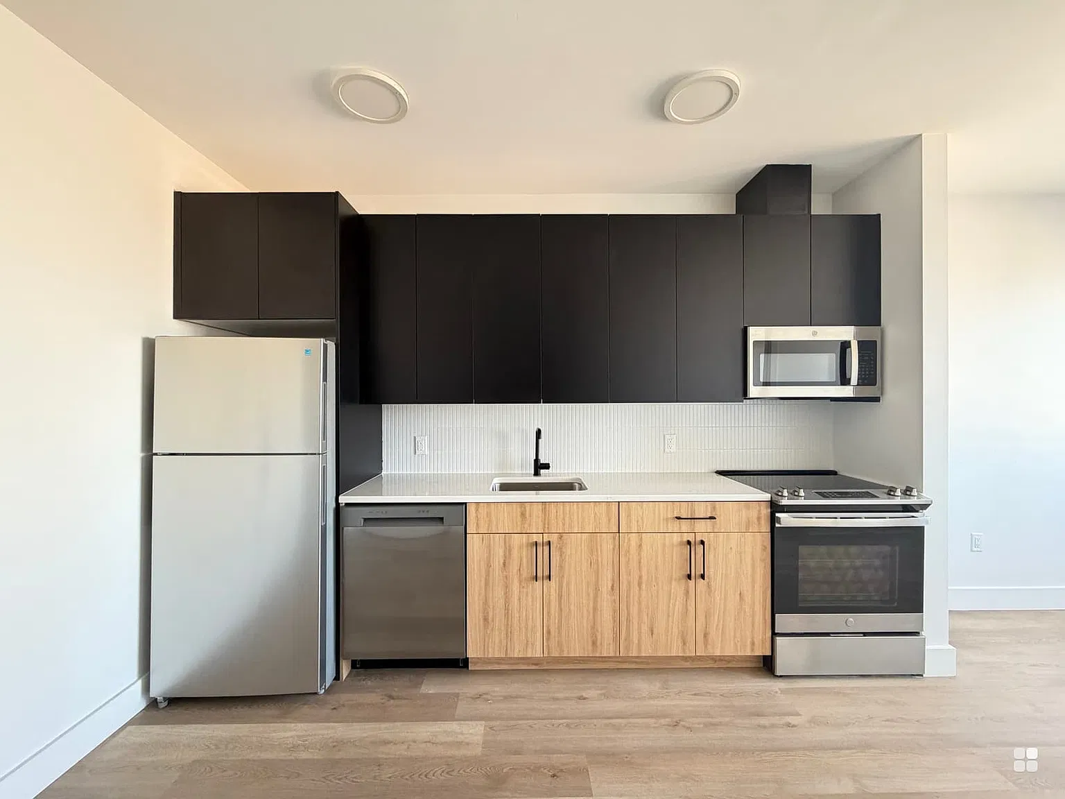 1 bed, 650 sqft, $2,400 — Photo 1