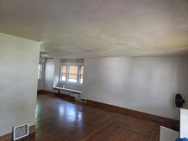 1139 W 11th St — Photo 3