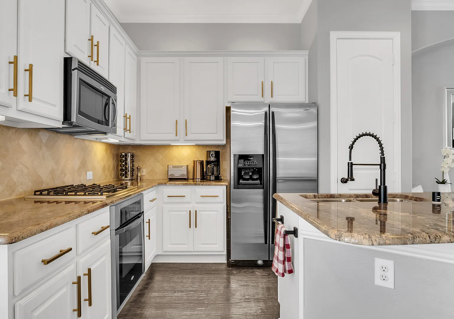 Sophisticated Exec Home | Business & Leisure — Photo 3