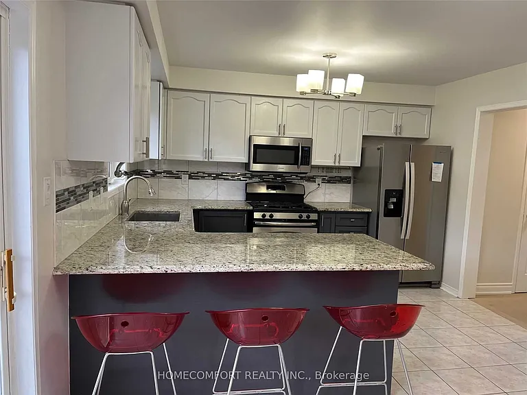 95 Ferncliffe Cres — Photo 4