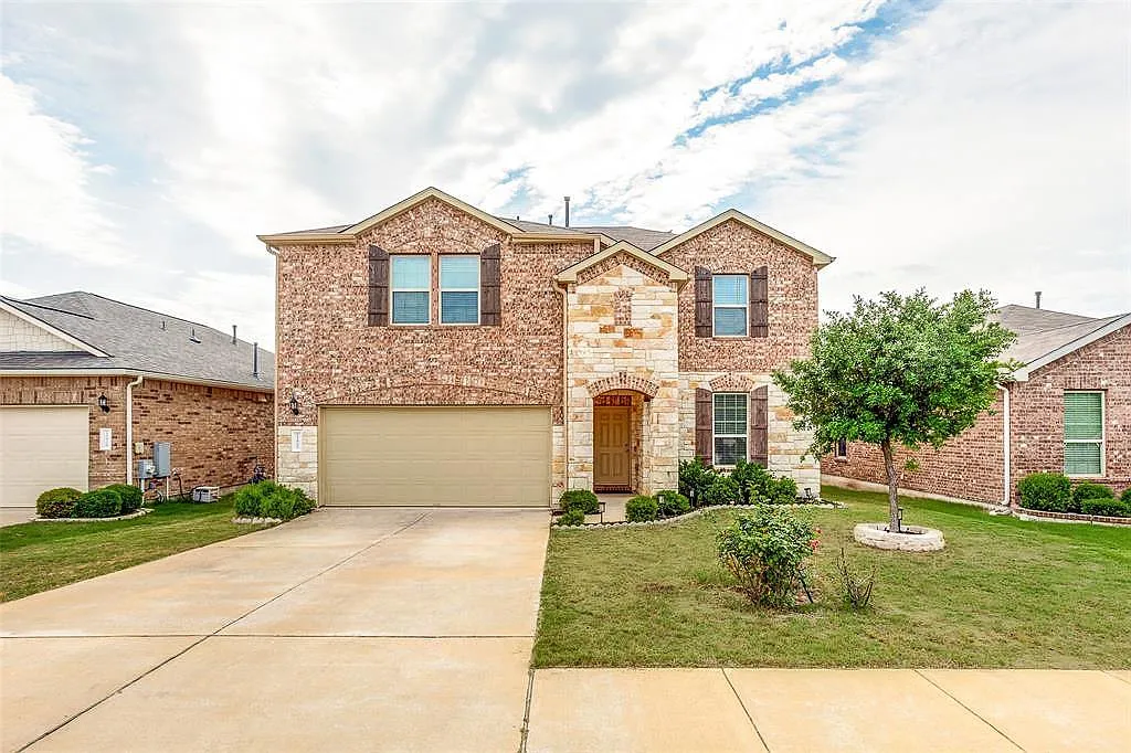 4 bed, 2.5 bath, 2491 sqft, $2,350 — Photo 1