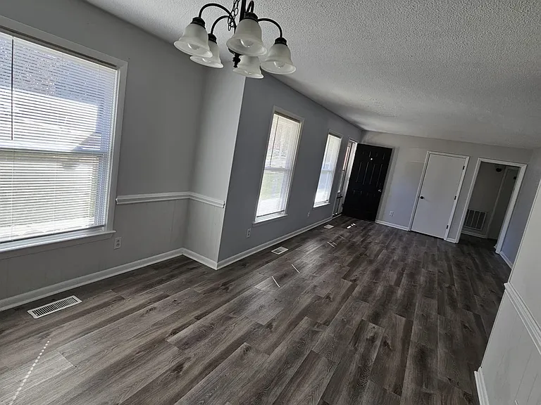 762 Gayron Dr — Photo 3