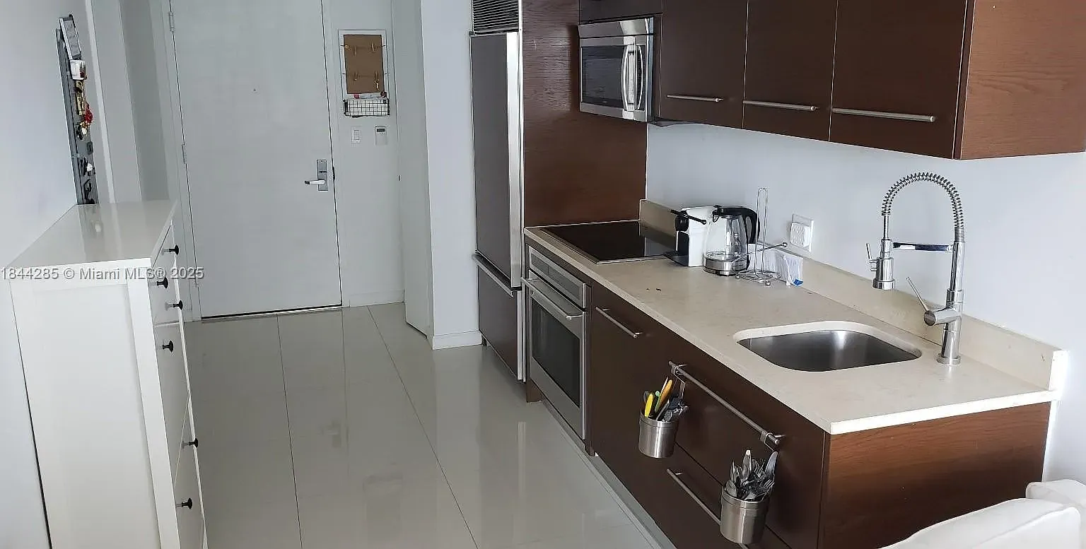 1 bed, 732 sqft, $3,300 — Photo 4