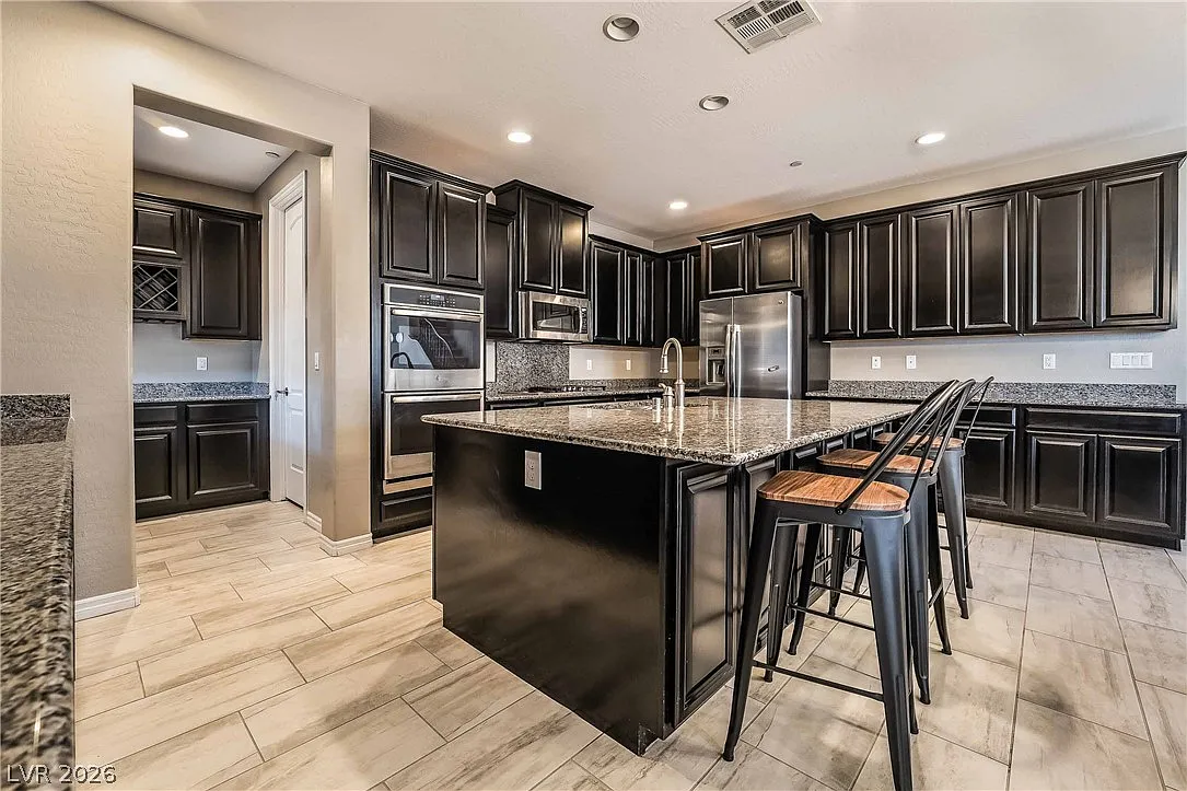 4 bed, 2.5 bath, 2703 sqft, $2,900 — Photo 4