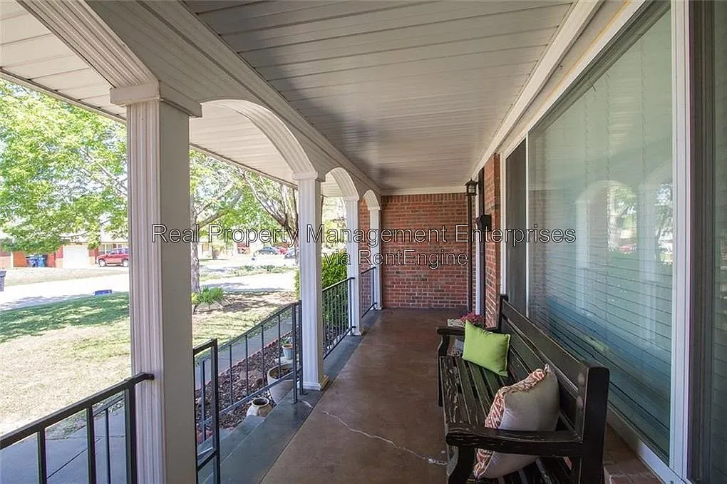 3 bed, 1.0 bath, 1110 sqft, $1,299 — Photo 4