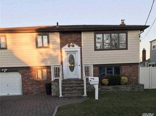 252 Riviera Pkwy, Lindenhurst, NY 11757