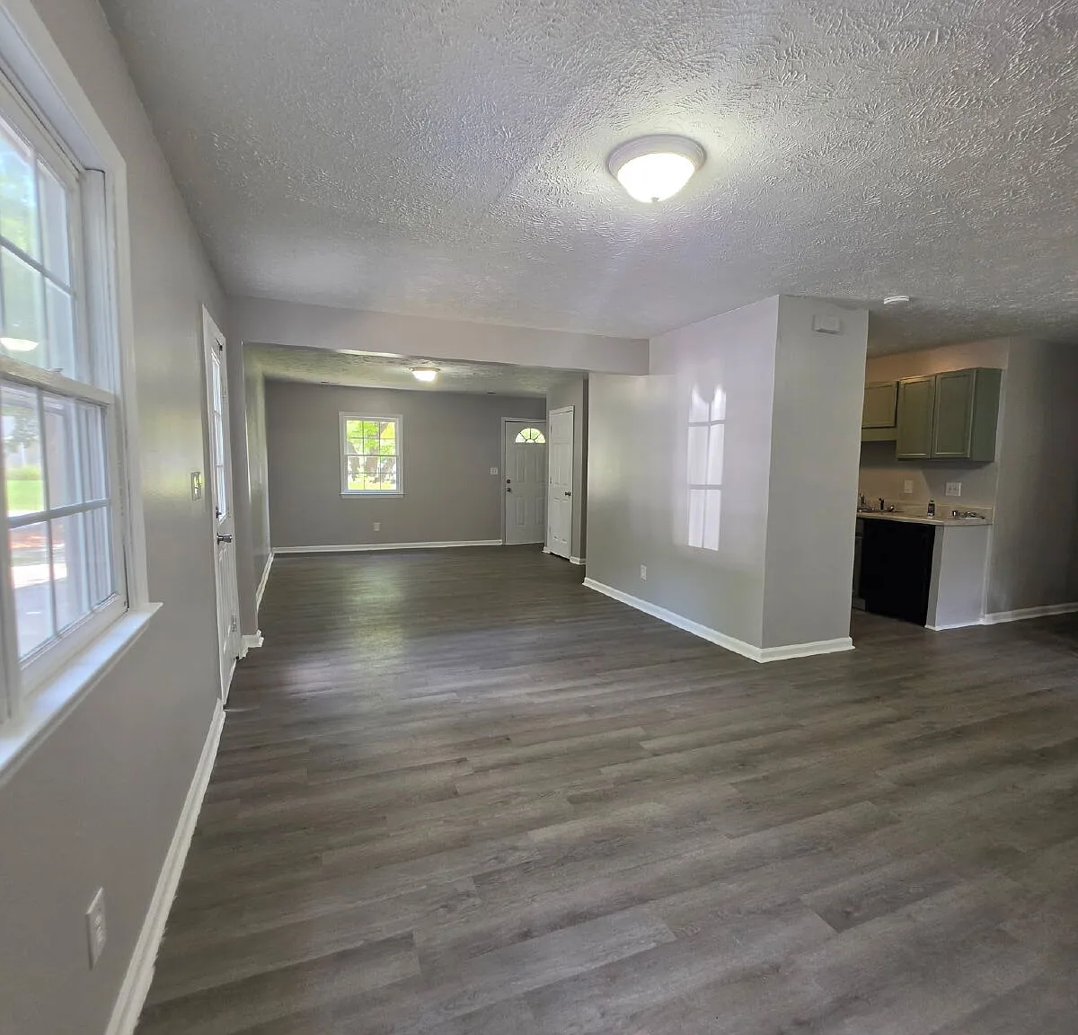 4 bed, 1.5 bath — Photo 2