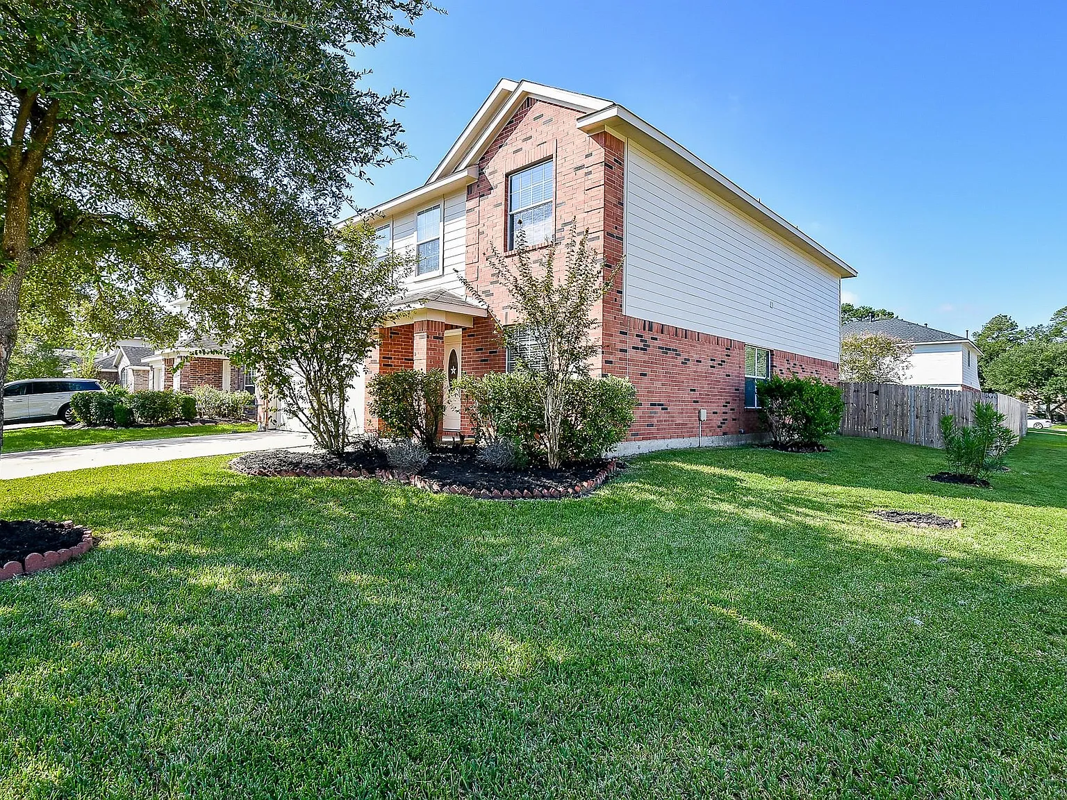 4 bed, 2.5 bath, 2830 sqft, $2,200 — Photo 2