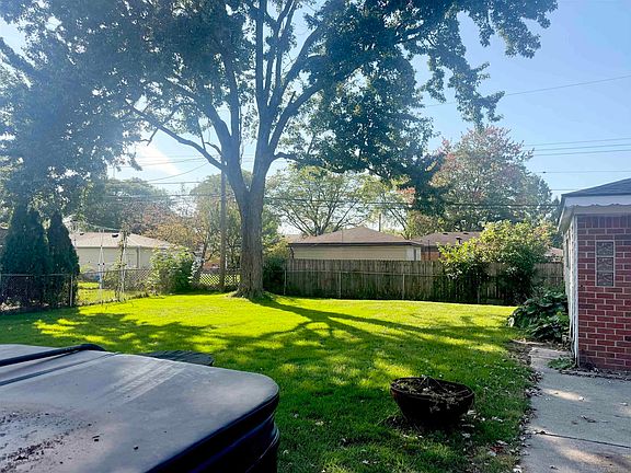 4th image of 32511 Eiffel Ave