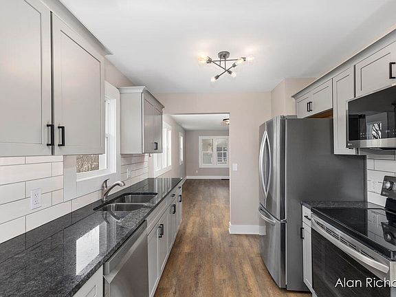 5th image of 405 Ferris St NW