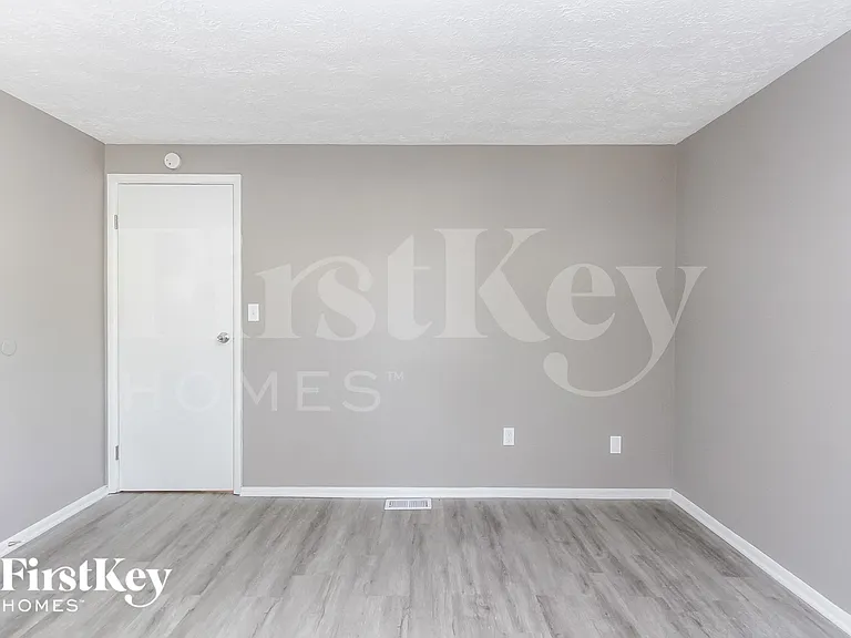 910 Woodlark Dr — Photo 8