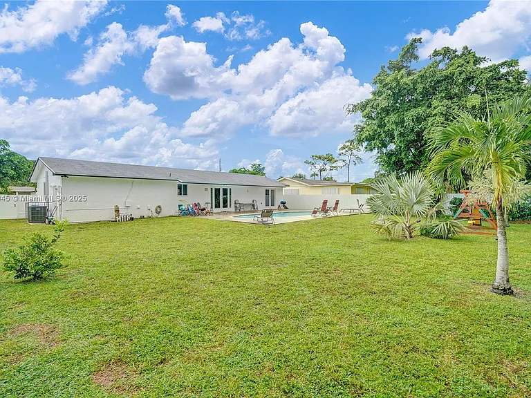17000 NW 18th Ave — Photo 22