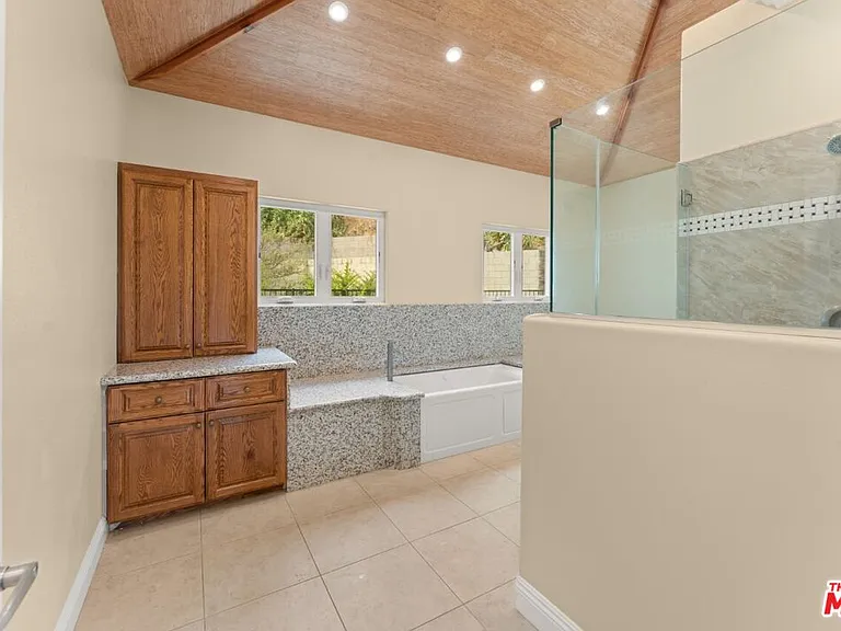 1630 Bridgeport Dr — Photo 27