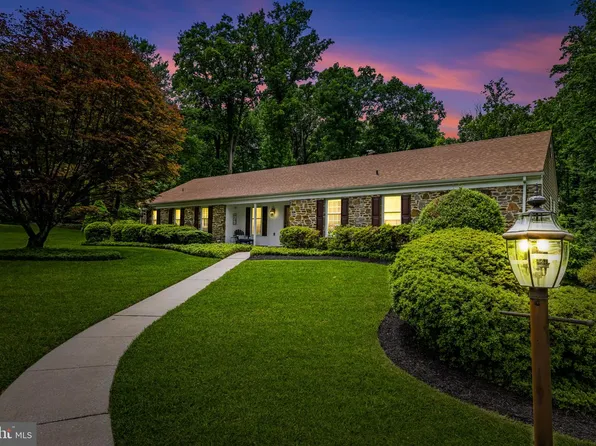 13608 Royal Crest Rd, Phoenix, MD 21131