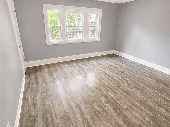 4th image of 1820 Holmden Ave