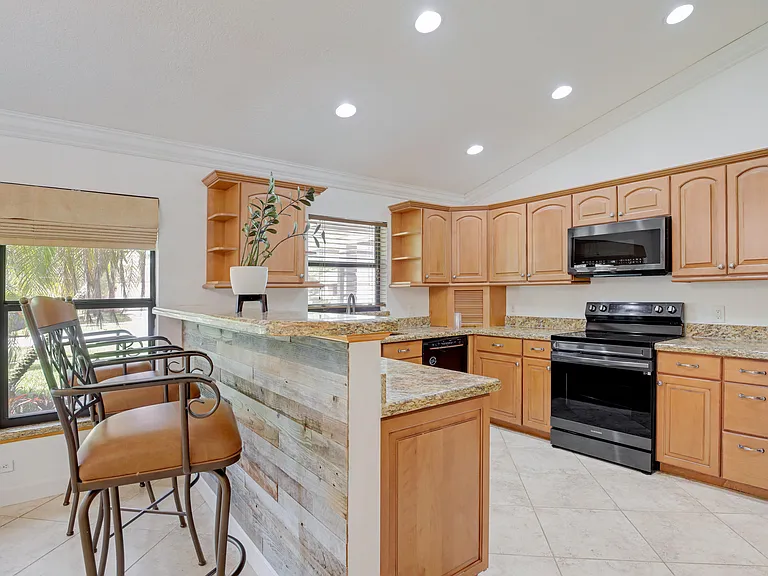 542 Indigo Ave — Photo 10