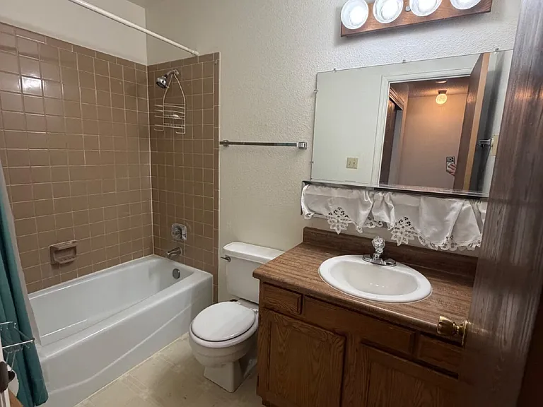 2 bed, 1.0 bath, 969 sqft, $1,350 — Photo 13
