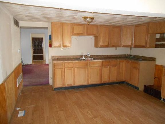 SPACIOUS EAT-IN KITCHEN