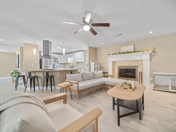 581 N Loop Dr, Cedar Hill, TX 75104