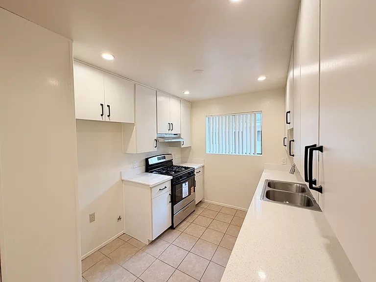 1043 Winchester Ave — Photo 3