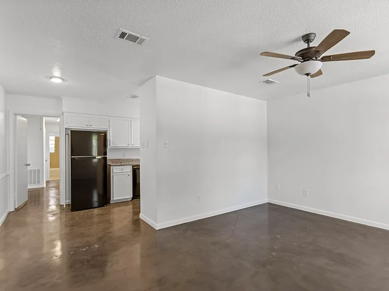 600 Mimi Lane — Photo 2