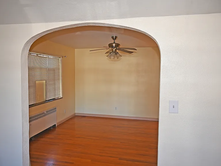 Entrance to dining room from living rooom