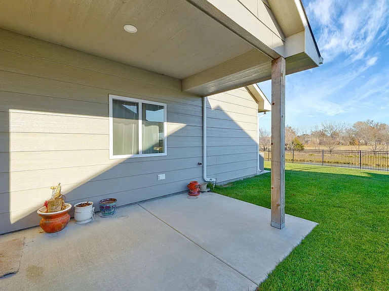 932 N Cloverleaf St — Photo 26