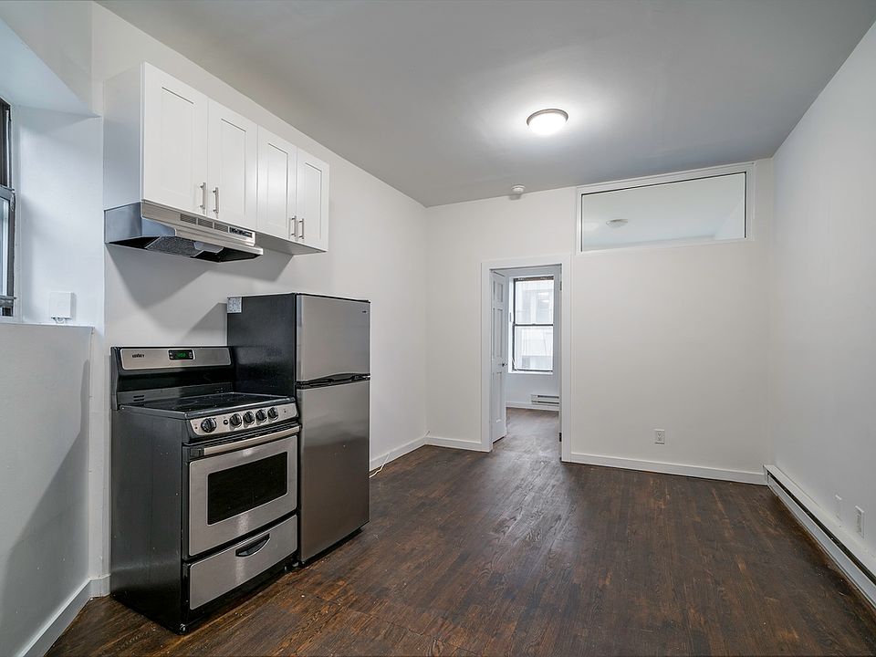 2nd image of 322 W 49th St APT 5RE