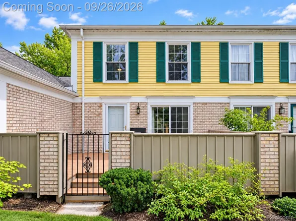 1476 Saddle Ln, Rochester, MI 48306