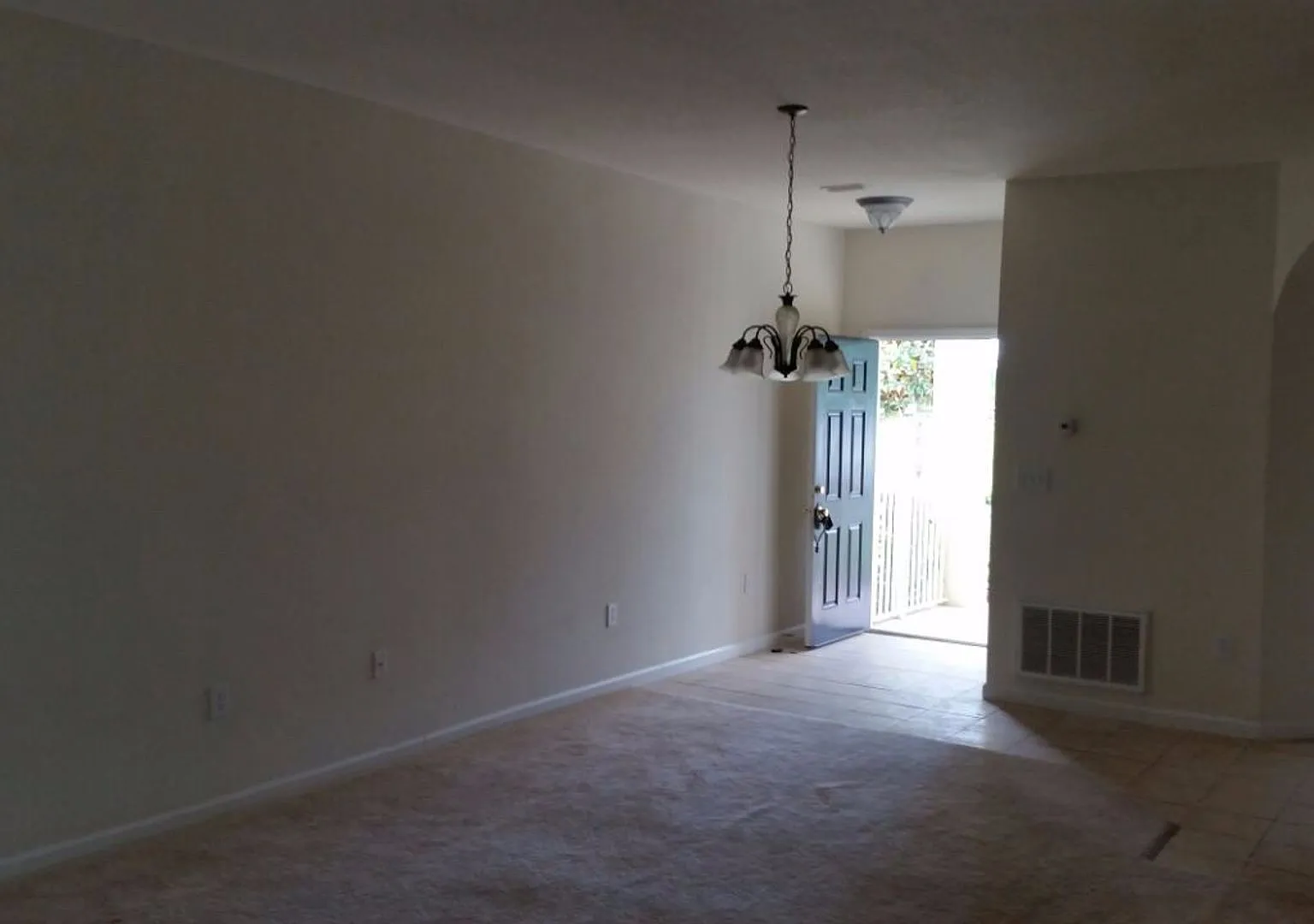 This beautiful and well-kept townhouse features 3 Bedrooms and 3 Bathrooms located at Trafalgar V... — Photo 2