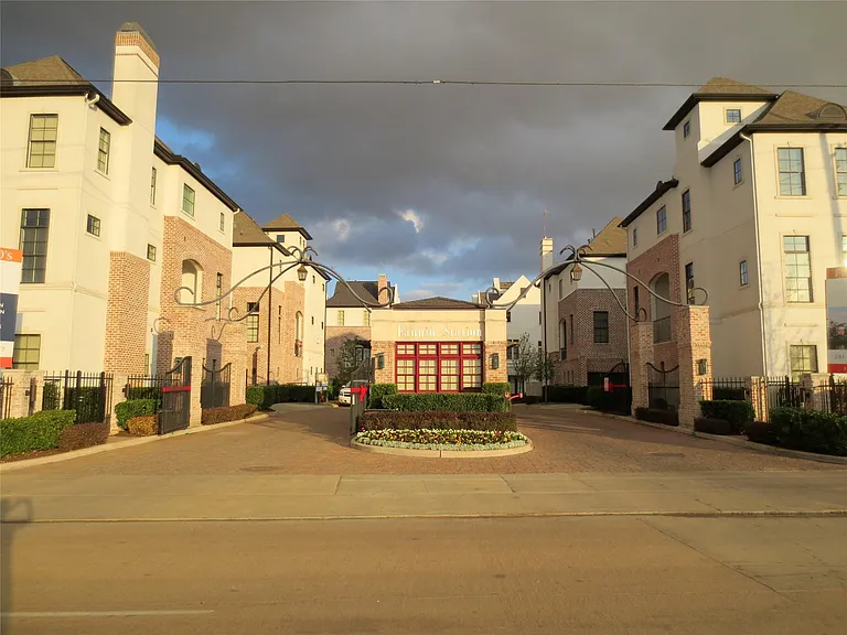 2037 Fannin Sta N — Photo 39