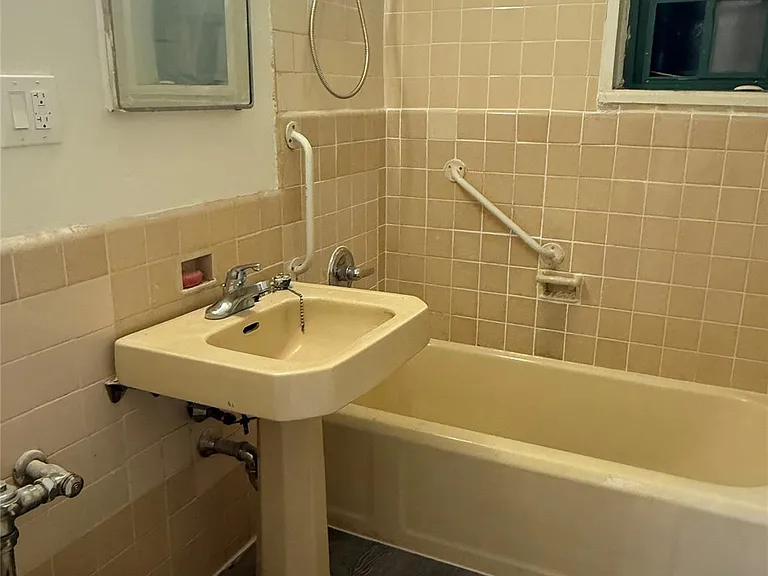 2240 E Tremont Ave #4B — Photo 6