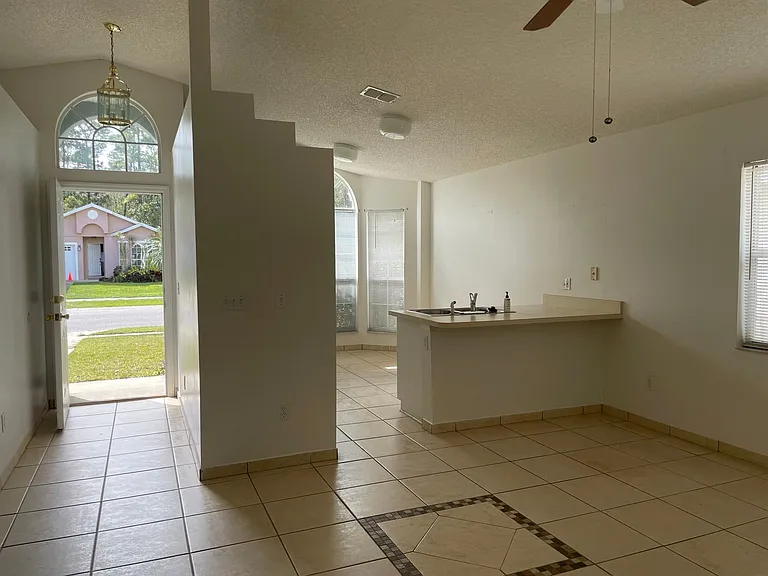 2219 Justin Ave — Photo 2