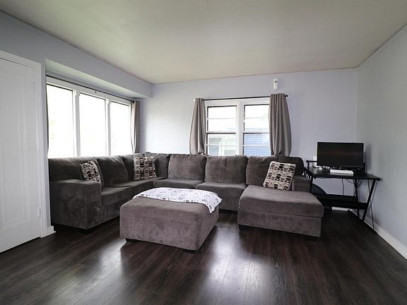 3rd image of 2132 N Hampton Ct
