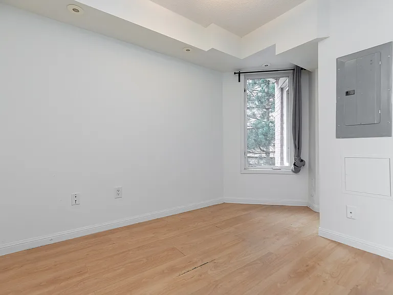 16 Laidlaw St #1704-80 — Photo 6