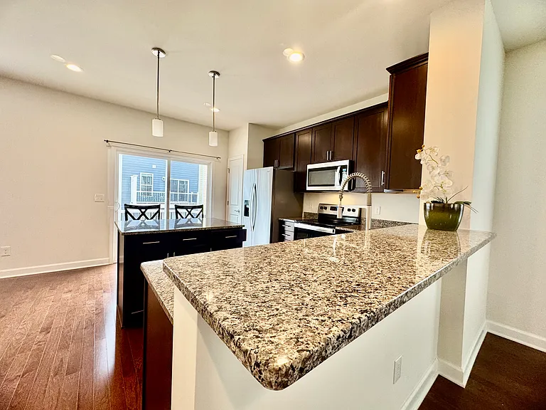 325 John Adams Dr — Photo 10