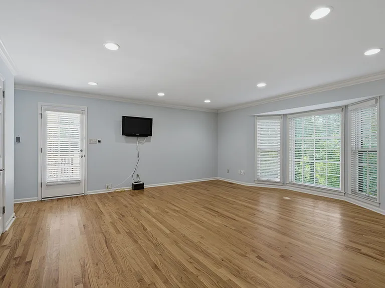 815 Baylor Dr SE — Photo 5
