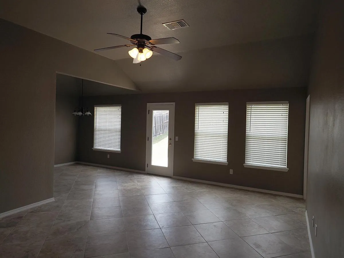 2 bed, 1150 sqft, $1,550 — Photo 3