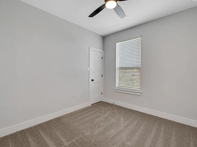 13631 Giovannis Gdn — Photo 16