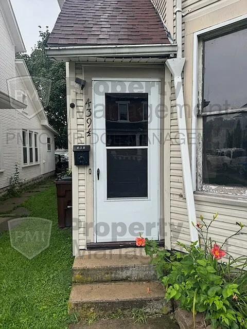 439 1/2 Adams St