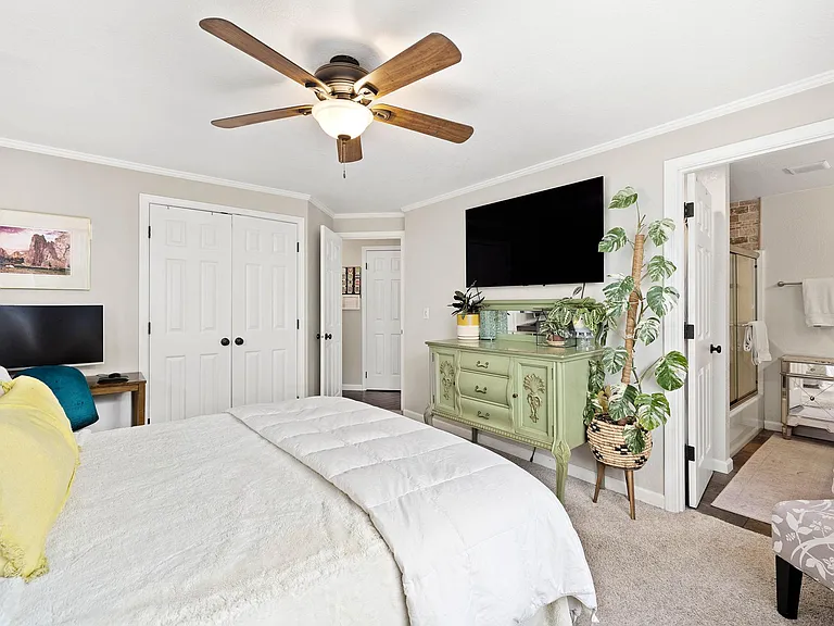 725 Peacock St — Photo 11