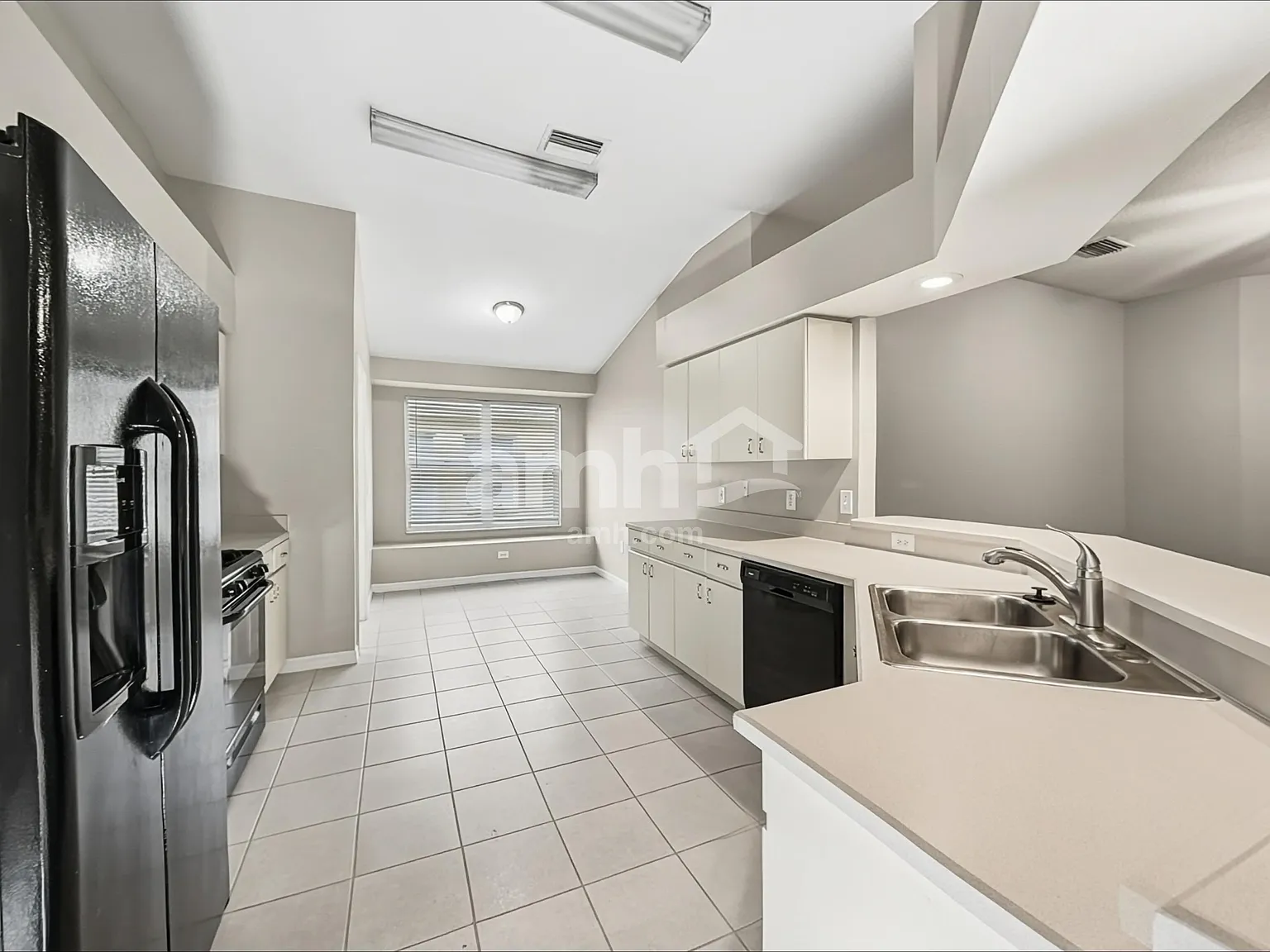 3 bed, 2.0 bath, 2105 sqft, $2,495 — Photo 4