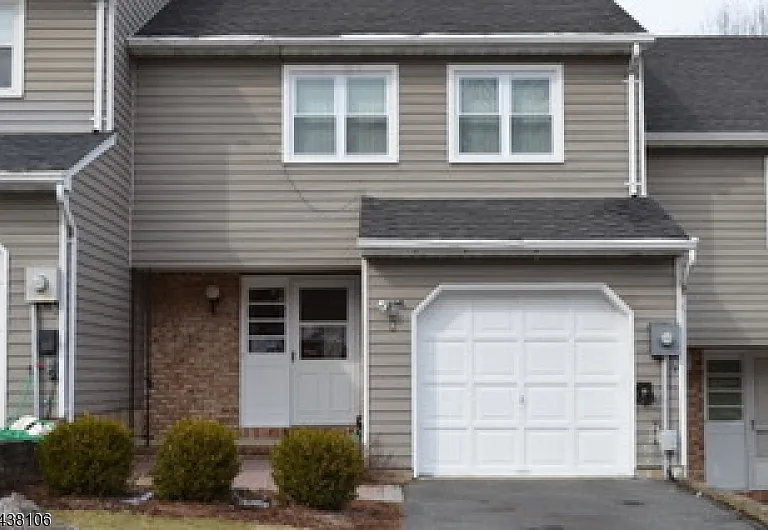 8 Stockton Ct — Photo 1