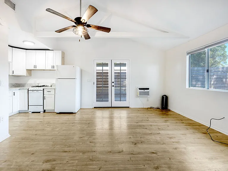 2707 Robertson St — Photo 3