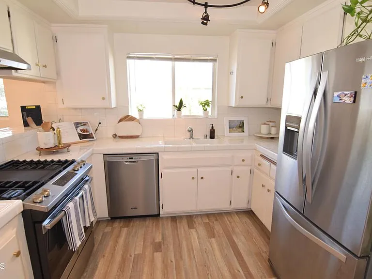 18550 Hatteras St #73 — Photo 9